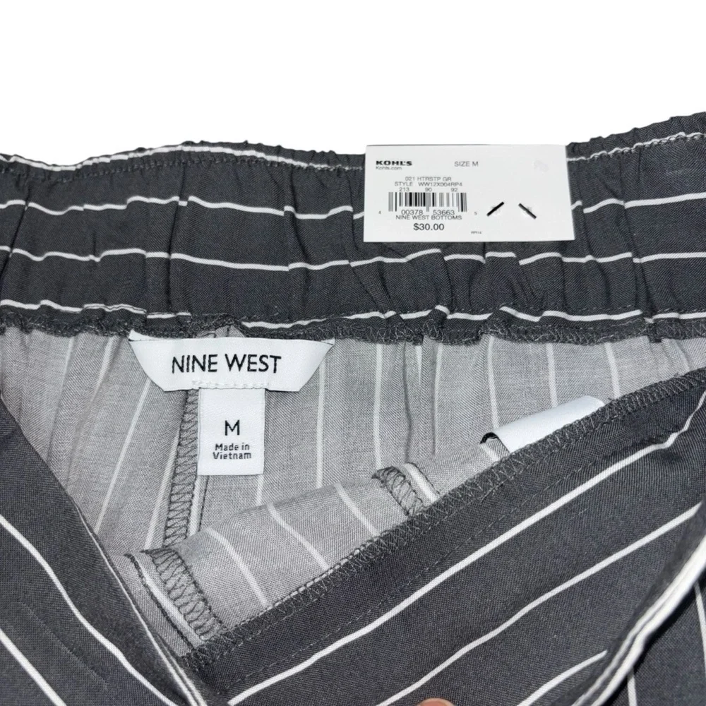 Nine West Women's M Medium Soft Pull on Shorts Striped Rayon NWT Pockets